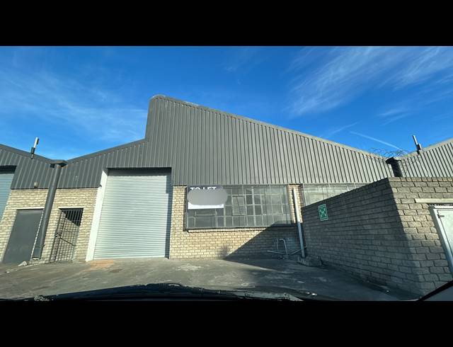 925M² WAREHOUSE TO LET IN PAROW INDUSTRIAL